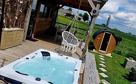 Tiny housse serenity avec jacuzzi et piscine